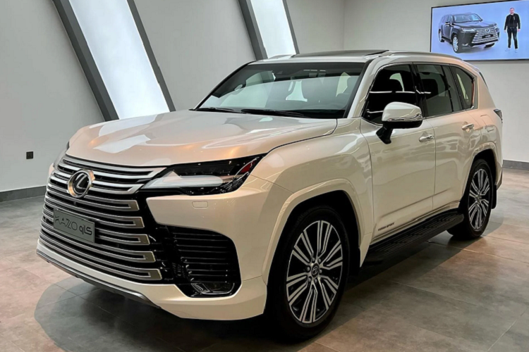 Nội thất của Lexus LX600 2022 được thay đổi toàn diện nội thất để bắt kịp các đối thủ, khi ở thế hệ cũ nội thất của LX570 được chê là khá “già nua”. Nội thất của LX600 được thiết kế hiện đại và hấp dẫn hơn trước. Xe được trang bị Tiêu chuẩn cụm đồng hồ hỗ trợ lái kiểu analog truyền thống, kết hợp với màn hình đa thông tin. Màn hình cảm ứng trung tâm kích thước 12,3 inch, hỗ trợ đa kết nối Apple CarPlay và Android Auto.