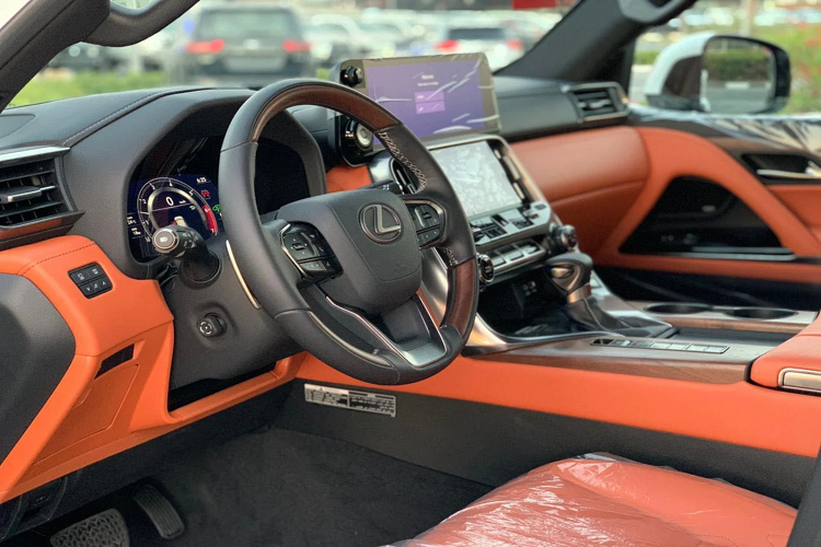 Bên dưới màn hình cảm ứng còn được bổ sung thêm màn hình cảm ứng phụ 7 inch, giải trí với 25 loa Mark Levinson. Về thiết kế, Lexus LX600 2022 được “đập đi xây lại” toàn bộ thiết kế. Nổi bật nhất chính là phần đầu xe sở hữu cụm đèn pha full-LED sắc sảo sang trọng, mặt ca-lăng thiết kế mới ấn tượng, tạo cảm giác chiều sâu và có phần cầu kỳ hơn.