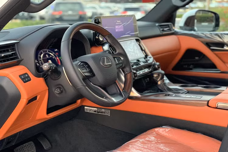 Bên dưới màn hình cảm ứng còn được bổ sung thêm màn hình cảm ứng phụ 7 inch, giải trí với 25 loa Mark Levinson. Về thiết kế, Lexus LX600 2022 được “đập đi xây lại” toàn bộ thiết kế. Nổi bật nhất chính là phần đầu xe sở hữu cụm đèn pha full-LED sắc sảo sang trọng, mặt ca-lăng thiết kế mới ấn tượng, tạo cảm giác chiều sâu và có phần cầu kỳ hơn.