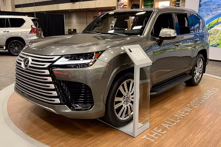 Lexus LX 2022 thế hệ thứ 4 hoàn toàn mới sắp được phân phối chính hãng tại Việt Nam. Mặc dù Lexus LX600 2022 mới sử dụng động cơ V6 3.5L tăng áp kép có dung tích thấp hơn so với thế hệ cũ dùng động cơ V8 5.7L N/A sẽ “gánh” ít thuế TTĐB hơn. Tuy nhiên, giá xe Lexus LX600 2022 sẽ không rẻ hơn so với LX570 hiện tại đang bán ra 8,34 tỷ đồng.