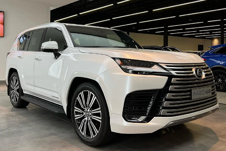 Bên cạnh phiên bản cấu hình 3 hàng ghế bình thường, Lexus LX 2022 thế hệ thứ 4 hoàn toàn mới phân phối chính hãng tại Việt Nam còn có phiên bản “Ultra Luxury” 4 chỗ ngồi sang trọng đáp ứng cho nhu cầu chơi SUV hạng sang cỡ lớn của “đại gia” Việt, vốn chuộng xe SUV với 2 ghế hạng thương gia phía sau.