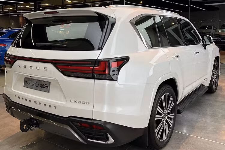 Khung gầm rời hoàn toàn khác biệt hoàn toàn với các mẫu SUV hạng sang đến từ Đức như Mercedes-Benz GLS và BMW X7 mới. Dòng xe Lexus LX phù hợp với khách hàng thường xuyên di chuyển trên đường xấu, đề cao sự ổn định bền bỉ, êm ái và khả năng cách âm tốt. Chính vì thế, dòng xe Lexus LX 570 đã chinh phục được khách hàng có tâm lý mua xe kiểu “ăn chắc mặc bền”.