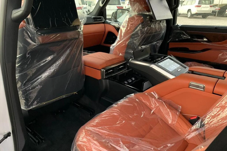 Lexus LX 600 có hệ thống lựa chọn đa địa hình (Multi-Terrain Select) cho phép người lái chọn từ 6 chế độ gồm: Tự động (Auto), Bụi bẩn (Dirt), Cát (Sand), Bùn (Mud), Tuyết sâu (Deep Snow) và Đá (Rock) - để hỗ trợ vận hành đa địa hình. Ngoài phanh thủy lực thông thường, hệ thống truyền động và hệ thống treo được tích hợp và điều khiển để tối ưu hóa theo chế độ đã chọn.