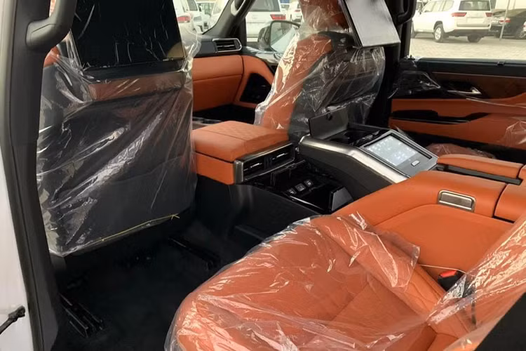 Lexus LX 600 có hệ thống lựa chọn đa địa hình (Multi-Terrain Select) cho phép người lái chọn từ 6 chế độ gồm: Tự động (Auto), Bụi bẩn (Dirt), Cát (Sand), Bùn (Mud), Tuyết sâu (Deep Snow) và Đá (Rock) - để hỗ trợ vận hành đa địa hình. Ngoài phanh thủy lực thông thường, hệ thống truyền động và hệ thống treo được tích hợp và điều khiển để tối ưu hóa theo chế độ đã chọn.