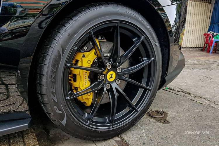Bộ mâm 5 chấu kép sơn đen mờ và kẹp phanh Brembo màu vàng nổi bật từ nguyên bản của xe vẫn được giữ tới bây giờ