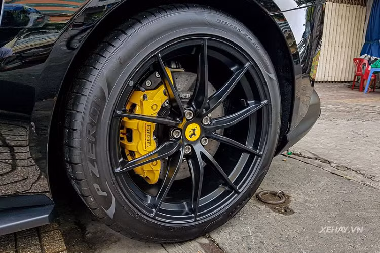 Bộ mâm 5 chấu kép sơn đen mờ và kẹp phanh Brembo màu vàng nổi bật từ nguyên bản của xe vẫn được giữ tới bây giờ