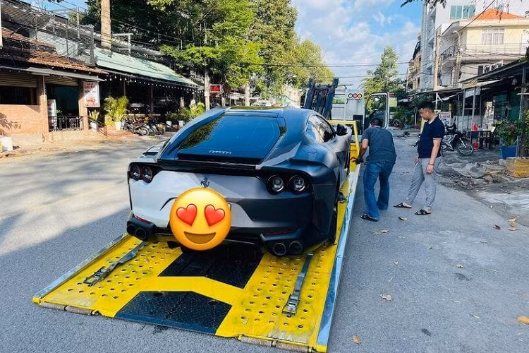 Dù khá trẻ tuổi nhưng người này đã sở hữu khối tài sản ấn tượng, trong garage của anh còn có cả một chiếc Rolls-Royce Cullinan Black Badge vô cùng đắt đỏ. Tổng giá trị của bộ đôi siêu xe Ferrari 812 Superfast và Rolls-Royce Cullinan Black Badge này được cho là trên 35 tỷ đồng.