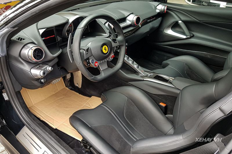 "Trái tim" của Ferrari 812 Superfast là khối động cơ hút khí tự nhiên V12 6.5L sản sinh công suất 800 mã lực và mô men xoắn cực đại 718 Nm.