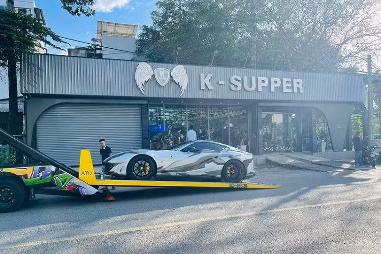 Nhìn chung, Ferrari 812 Superfast có thiết kế khá tương đồng với đàn anh F12berlinetta: nắp capo dài, khoang hành lý khá thoải mái…, tuy nhiên xe vẫn mang những nét đặc trưng của các thế hệ Ferrari mới như đèn pha LED kéo dài theo thân xe, hệ thống đèn hậu dạng vòng tròn kép…