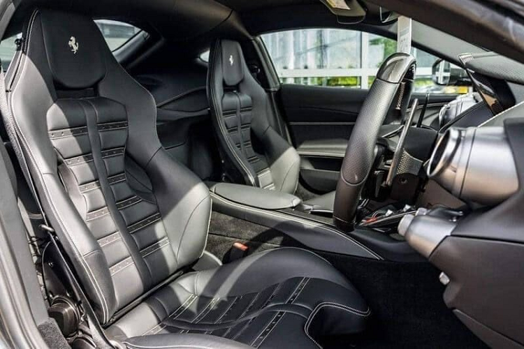 Chiếc Ferrari 812 Superfast này còn sở hữu một khoang nội thất rất giá trị với bọc da màu đen Nero cao cấp, các ghế đua sợi carbon giúp tối ưu trọng lượng xe. Một số nguồn tin cho biết bộ ghế là tùy chọn có giá hơn 130 triệu đồng.