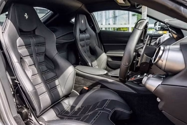 Chiếc Ferrari 812 Superfast này còn sở hữu một khoang nội thất rất giá trị với bọc da màu đen Nero cao cấp, các ghế đua sợi carbon giúp tối ưu trọng lượng xe. Một số nguồn tin cho biết bộ ghế là tùy chọn có giá hơn 130 triệu đồng.