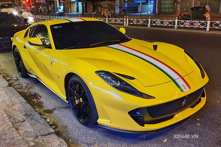 Ghép nối với hộp số 7 cấp, "ngựa chồm" có thể tăng tốc từ 0 - 100 km/h chỉ với 2,9 giây, trước khi đạt vận tốc cực đại đạt khoảng 341 km/h. Về nước từ cuối tháng 11/2019 giá xe Ferrari 812 SuperFast có mức tính phí trước bạ tại Việt Nam là 27 tỷ đồng