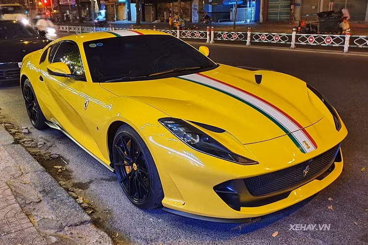 Ghép nối với hộp số 7 cấp, "ngựa chồm" có thể tăng tốc từ 0 - 100 km/h chỉ với 2,9 giây, trước khi đạt vận tốc cực đại đạt khoảng 341 km/h. Về nước từ cuối tháng 11/2019 giá xe Ferrari 812 SuperFast có mức tính phí trước bạ tại Việt Nam là 27 tỷ đồng