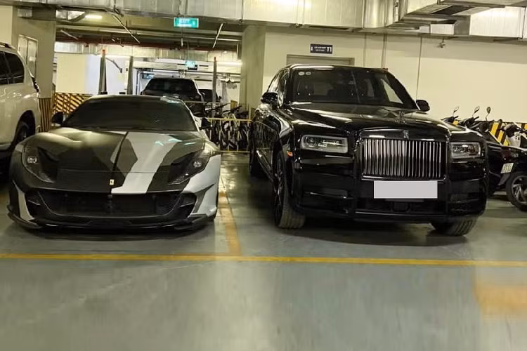 Trước khi đổi sang bộ cánh màu camo lạ mắt, chiếc 812 Superfast trong bài từng được "thay áo" một lần với tông vàng tươi rực rỡ kết hợp sọc cờ Ý đặc trưng chạy dọc từ đầu tới đuôi xe.