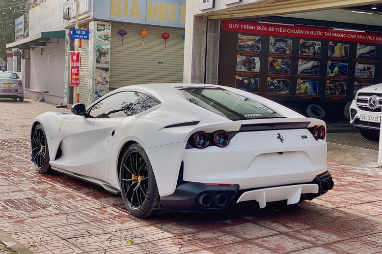 Như vậy, sau 3 tuần được dán màu camo, chiếc Ferrari 812 Superfast đã biến thành "bạch mã" rất ấn tượng với đề-can màu trắng đẹp mắt. Ngoài bộ áo mới, siêu xe này còn có nhiều chi tiết sơn đen bao gồm luôn bộ mâm 5 chấu kép cùng kẹp phanh màu vàng nổi bật. Chưa hết, siêu xe Ferrari 812 Superfast này còn được trang bị ống xả độ FI có số thứ tự 008.