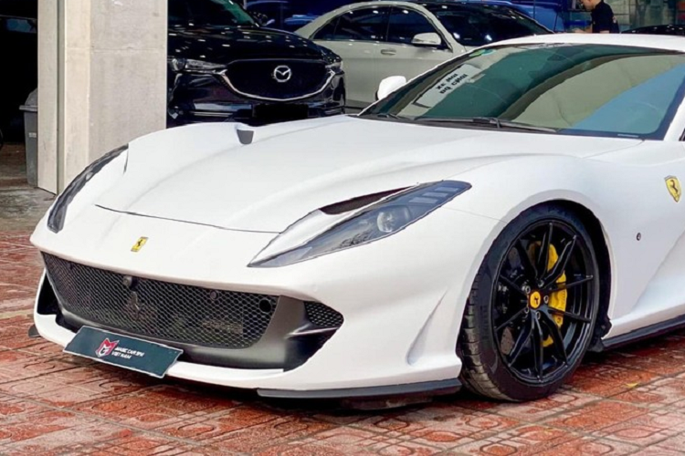 Động cơ kết hợp cùng hộp số tự động ly hợp kép 7 cấp được thiết kế lại để cho thời gian sang số nhanh hơn rất nhiều, nhờ đó, siêu xe Ferrari 812 Superfast chỉ mất thời gian trong vòng 2,9 giây để tăng tốc từ vị trí xuất phát lên 100 km/h trước khi đạt vận tốc tối đa 340 km/h.