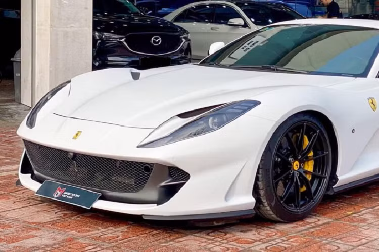 Động cơ kết hợp cùng hộp số tự động ly hợp kép 7 cấp được thiết kế lại để cho thời gian sang số nhanh hơn rất nhiều, nhờ đó, siêu xe Ferrari 812 Superfast chỉ mất thời gian trong vòng 2,9 giây để tăng tốc từ vị trí xuất phát lên 100 km/h trước khi đạt vận tốc tối đa 340 km/h.