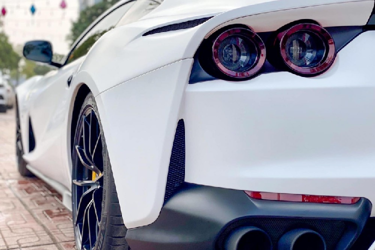 Hiện chưa rõ mức giá xe Ferrari 812 Superfast thứ hai về Việt Nam, chỉ biết rằng nó có mức tính phí trước bạ vào khoảng 27 tỷ đồng. Tại thị trường nước ngoài, "siêu ngựa" này có giá khởi điểm 335.275 đô la, tương đương 7,76 tỷ đồng chưa bao gồm các tuỳ chọn.