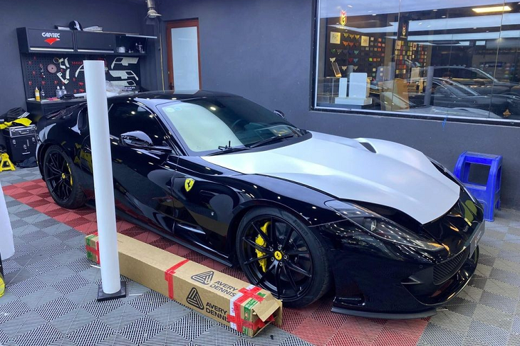 Đến nay, chưa rõ chiếc siêu xe Ferrari 812 Superfast còn ở với chủ nhân hay không nhưng bộ áo đẹp mắt trên đã được lột bỏ để về màu sơn đen nguyên bản và nay được dán đổi màu để có áo mới ăn Tết.