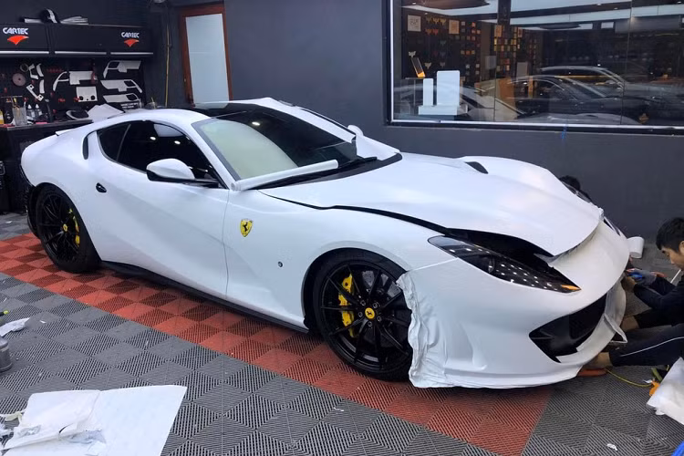 Như vậy, chú "hắc mã" Ferrari 812 Superfast đã trở thành "bạch mã" nhờ phương pháp vạn người thích. Việc thay đổi màu sơn bằng đề-can trên siêu xe phát triển tại Việt Nam khá thịnh hành trong 5 năm qua, vì thế, dễ dàng biến một chiếc xe Ferrari 812 Superfast màu đen thành trắng chỉ trong vài giờ đồng hồ thi công
