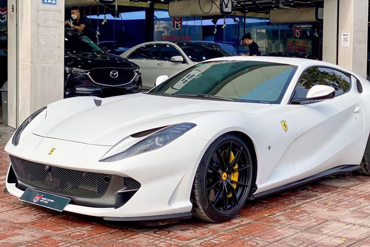 Siêu xe Ferrari 812 Superfast được trang bị động cơ hút khí tự nhiên V12, dung tích 6.5 lít, sản sinh công suất tối đa 789 mã lực tại vòng tua máy 8.500 vòng/phút và mô-men xoắn cực đại 718 Nm tại vòng tua máy 7.000 vòng/phút.
