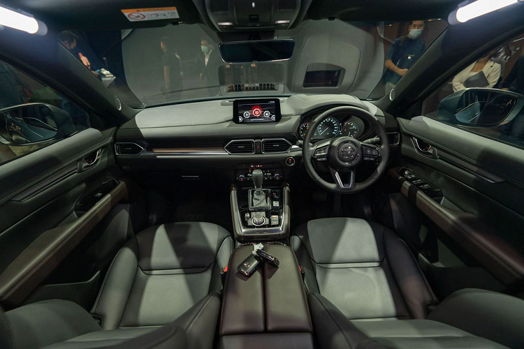 Nâng cấp bộ sạc điện thoại không dây và hệ thống hỗ trợ kết nối không dây Apple CarPlay và Android Auto cho màn hình cảm ứng trung tâm. Hệ thống giải trí sử dụng 10 loa BOSE (phiên bản 2.2 XDL Exclusive).