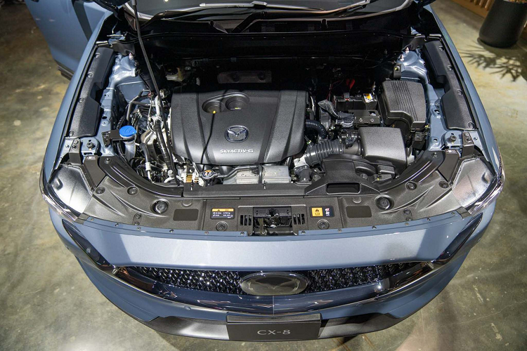 Nhìn chung, Mazda CX-8 2022 là mẫu xe SUV 7 chỗ bán chạy thị trường Việt. Dòng xe này hấp dẫn nhiều khách hàng bởi giá bán hợp lý và nhiều trang bị tiện nghi và hỗ trợ lái. Đáng tiếc là tại thị trường Việt, Mazda CX-8 2022 chỉ cung cấp duy nhất 1 phiên bản máy xăng 2.5L và không có bản máy dầu như ở Thái.