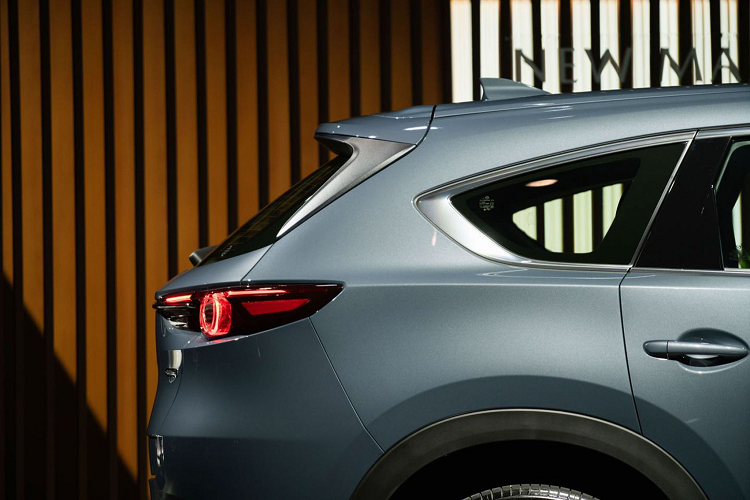 Nếu trong tương lai gần, Mazda CX-8 tại Việt Nam được bổ sung thêm phiên bản máy dầu và màu sơn Xám mới (hợp với khách hàng trẻ), thì chắc chắn dòng xe này sẽ tăng sức cạnh tranh hơn với các đối thủ trong tầm giá như Hyundai SantaFe hay Honda CR-V.