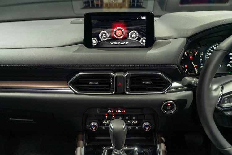 Động cơ xăng 4cyl dung tích 2.5L hút khí tự nhiên, phun nhiên liệu trực tiếp với hệ thống van biến thiên kép (Dual S-VT), cho công suất tối đa 191 mã lực tại 6.000 vòng/ phút, mô-men xoắn cực đại 258 Nm tại 4.000 vòng/phút. Sử dụng kết hợp với hộp số tự động 6 cấp, dẫn động cầu trước (FWD).