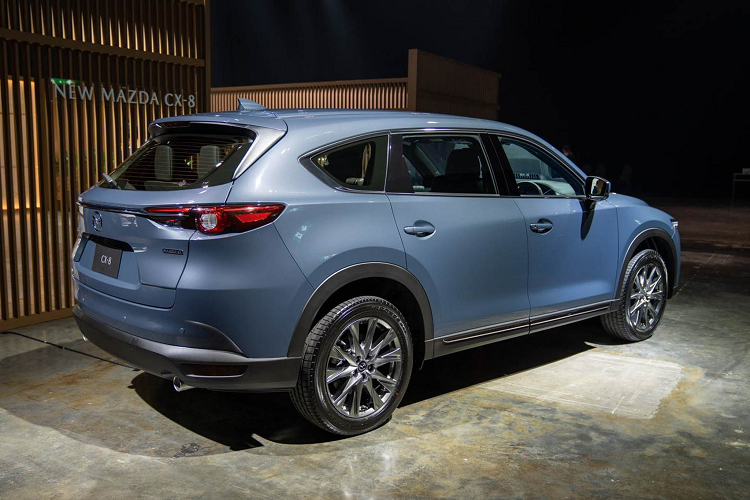 Về nội thất, xe sở hữu ghế bọc da đen và ghế bọc da Nappa màu đỏ đậm. Thêm cửa sổ trời, hệ thống đóng mở cửa sau bằng điện thành kiểu rảnh tay. Có tuỳ chọn 6 ghế ở phiên bản 2.2 XDL Exclusive. Nâng cấp điều khiển hành trình tự động (Mazda Radar Cruise Control) có tính năng Stop &amp; Go.