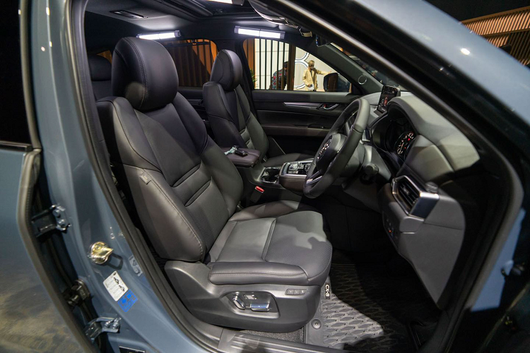 Khác với thị trường Việt Nam, Mazda CX-8 2022 tại Thái Lan có 2 lựa chọn động cơ Xăng và Dầu trong đó có phiên bản động cơ dầu 2.2L mạnh mẽ - động cơ mà thị trường Việt không có