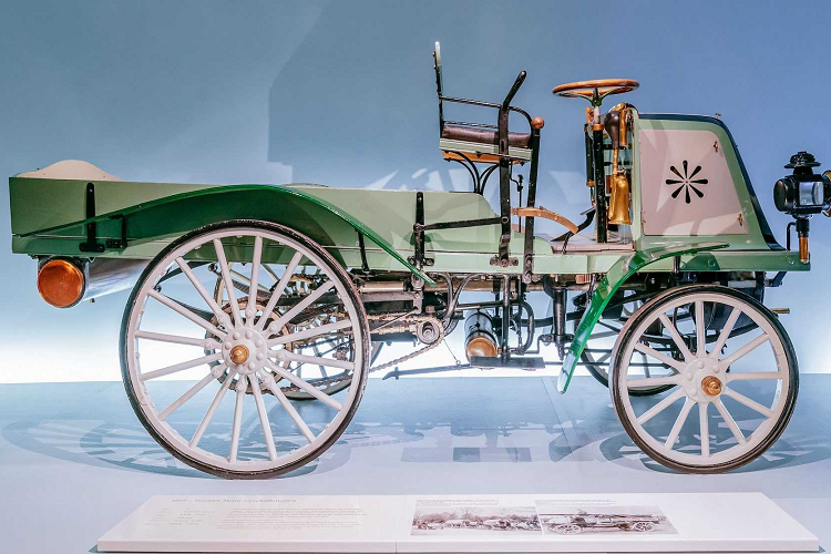 Không giống như chiếc xe Van Mercedes Sprinter ngày nay mà chúng ta biết ngày nay, chuyên chở người hoặc hàng hóa, chiếc xe cơ giới Daimler năm 1899 lại khác. Được giới thiệu ngay sau khi Karl Benz nghĩ ra Benz Patent-Motorwahen, mẫu xe này không có bất cứ thứ gì để bảo vệ hành khách và hàng hóa khỏi các yếu tố bên ngoài.