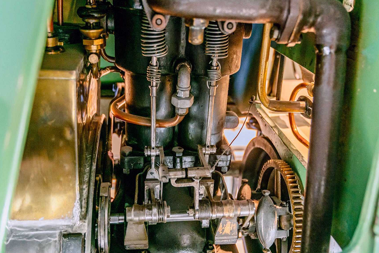 Ngay cả thiết kế của chiếc xe van Mercedes Sprinter đầu tiên cũng đã được phát triển. Các phiên bản đầu tiên của chiếc van Sprinter “đời đầu” đi kèm với động cơ dưới ghế ngồi và cột lái độc lập.