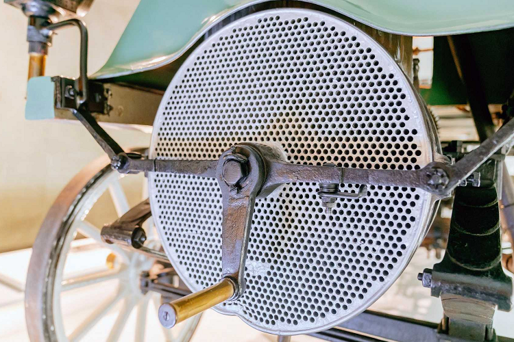 Không giống như chiếc xe tải đầu tiên của Mercedes-Benz năm 1896 sử dụng hệ thống truyền động bằng dây đai, động cơ xe cơ giới Daimler dẫn động bánh sau thông qua hai bánh xích và hai xích con lăn.