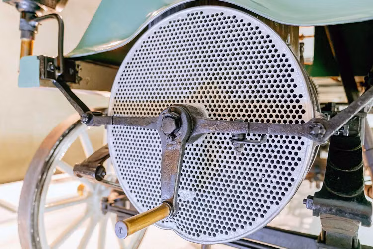 Không giống như chiếc xe tải đầu tiên của Mercedes-Benz năm 1896 sử dụng hệ thống truyền động bằng dây đai, động cơ xe cơ giới Daimler dẫn động bánh sau thông qua hai bánh xích và hai xích con lăn.