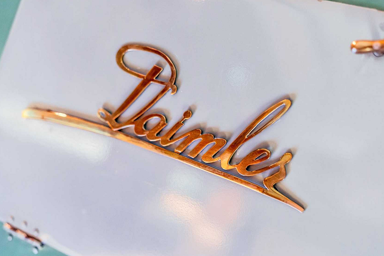 Mẫu xe tải đầu tiên của Daimler-Motoren-Gesellschaft (DMG) được thiết kế để xử lý tải trọng lên tới 500 kg. Chiếc xe cơ giới này được trang bị động cơ 1.5 lít hai xi-lanh công suất 5,6 mã lực với tốc độ tối đa đáng kinh ngạc là 16 km/h.