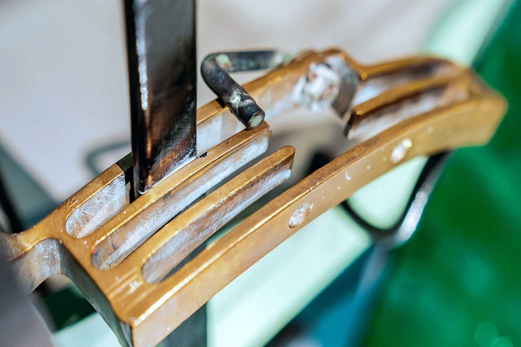 Những năm sau đó, thương hiệu dần phát triển những mẫu xe có khối lượng khoảng từ 800 kg đến 3.200 kg và công suất từ 4 mã lực đến 8 mã lực với động cơ hai xi-lanh và 6 mã lực lên 12 mã lực với động cơ bốn xi-lanh.