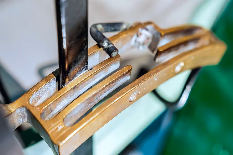 Những năm sau đó, thương hiệu dần phát triển những mẫu xe có khối lượng khoảng từ 800 kg đến 3.200 kg và công suất từ 4 mã lực đến 8 mã lực với động cơ hai xi-lanh và 6 mã lực lên 12 mã lực với động cơ bốn xi-lanh.