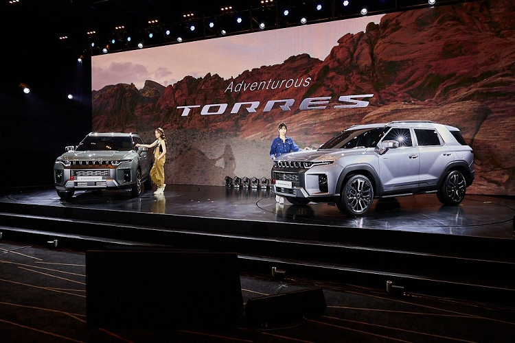 Vào hồi tháng 6 vừa qua, hãng xe ôtô Hàn Quốc đang đứng trên bờ vực phá sản SsangYong đã gây bất ngờ khi trình làng mẫu xe hoàn toàn mới mang tên Torres ở thị trường nội địa. Đến nay, SsangYong Torres 2022 mới đã chính thức được bày bán ở Hàn Quốc.