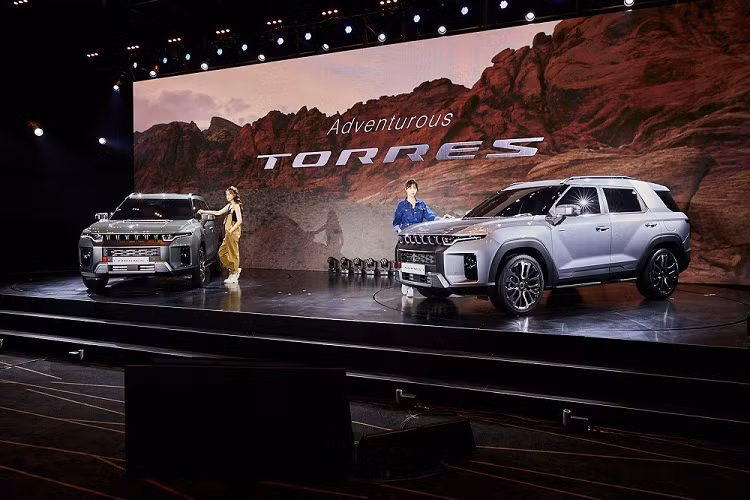 Vào hồi tháng 6 vừa qua, hãng xe ôtô Hàn Quốc đang đứng trên bờ vực phá sản SsangYong đã gây bất ngờ khi trình làng mẫu xe hoàn toàn mới mang tên Torres ở thị trường nội địa. Đến nay, SsangYong Torres 2022 mới đã chính thức được bày bán ở Hàn Quốc.