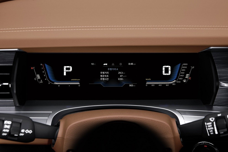 Ngoài ra, xe còn có dải đèn LED định vị ban ngày ôm lấy cụm đèn pha khá nhỏ, nắp ca-pô dập gân thể thao và chắn bùn trước/sau nổi bật. Nằm bên trong hốc bánh với viền màu đen đậm chất SUV là các loại vành có đường kính 17 inch, 18 inch hoặc 20 inch, tùy phiên bản.