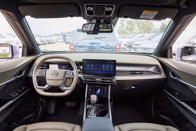 Điểm nhấn tiếp theo của Ssangyong Torres 2022 là cụm đèn hậu nằm dọc khá giống Ford Explorer và thiết kế giả lốp dự phòng của cửa cốp sau, gợi nhớ đến những mẫu xe 4x4 trong quá khứ. Tương tự cản trước, cản sau của xe cũng có tấm ốp màu bạc, tích hợp bộ khuếch tán gió và đèn phản quang.