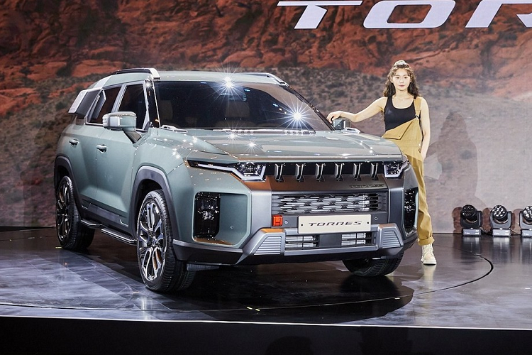 Theo SsangYong, Torres là mẫu SUV vừa mạnh mẽ vừa hiện đại, kết hợp với những di sản độc đáo của hãng. Tuy nhiên, thiết kế đầu xe của mẫu SUV Hàn Quốc này lại bị nhận xét là có nét giống Jeep. Nguyên nhân là do Ssangyong Torres 2022 được trang bị 6 nan nằm dọc ở giữa 2 cụm đèn pha, gợi liên tưởng đến lưới tản nhiệt đặc trưng của thương hiệu Jeep.