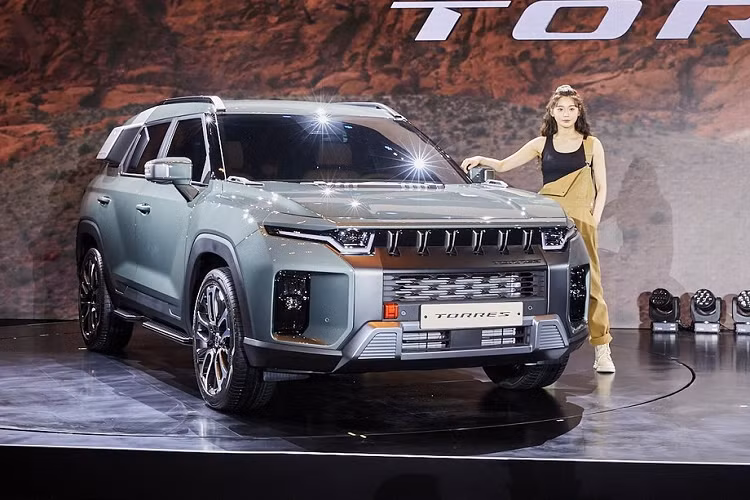 Theo SsangYong, Torres là mẫu SUV vừa mạnh mẽ vừa hiện đại, kết hợp với những di sản độc đáo của hãng. Tuy nhiên, thiết kế đầu xe của mẫu SUV Hàn Quốc này lại bị nhận xét là có nét giống Jeep. Nguyên nhân là do Ssangyong Torres 2022 được trang bị 6 nan nằm dọc ở giữa 2 cụm đèn pha, gợi liên tưởng đến lưới tản nhiệt đặc trưng của thương hiệu Jeep.