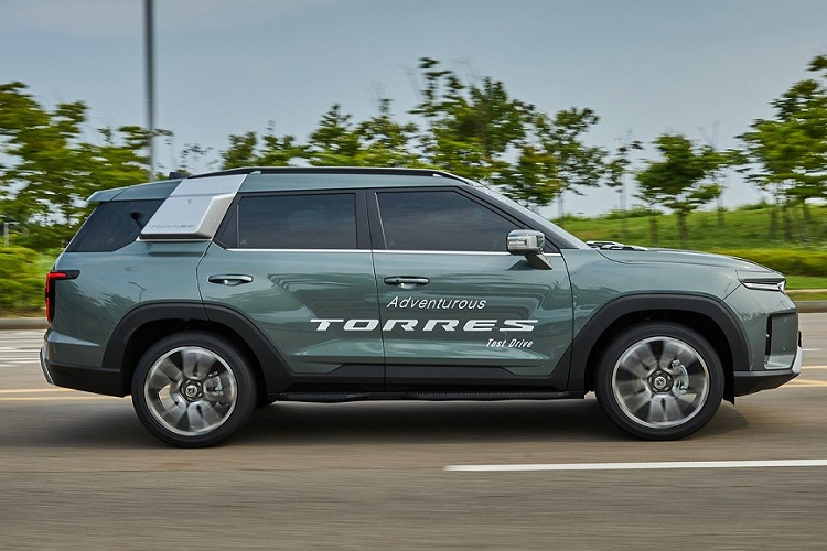 Được định vị giữa 2 mẫu xe Korando và Rexton trong dòng sản phẩm của Ssangyong, Torres sở hữu chiều dài 4.700 mm cùng chiều dài cơ sở 2.680 mm. Với kích thước này, SsangYong Torres sẽ thuộc phân khúc SUV cỡ C, cạnh tranh với những đối thủ như Hyundai Tucson và Kia Sportage.