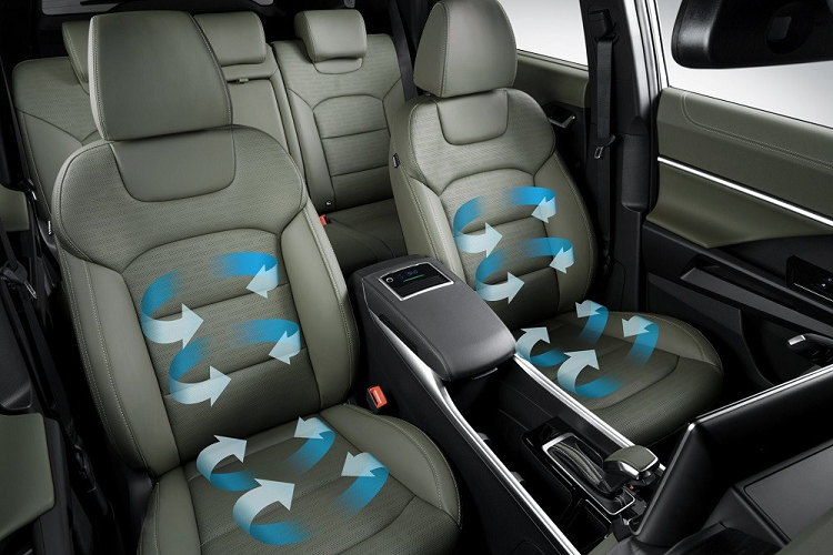 Tiếp đến là màn hình thông tin giải trí dạng cảm ứng 12,3 inch... Tùy thuộc vào phiên bản, SsangYong Torres 2022 sẽ có hệ thống đèn viền nội thất, hệ thống âm thanh 6 loa, 4 cổng USB... Phía sau hàng ghế thứ hai là khoang hành lý có thể tích 703 lít. Nếu ghế sau gập xuống, con số này sẽ tăng lên 1.662 lít.