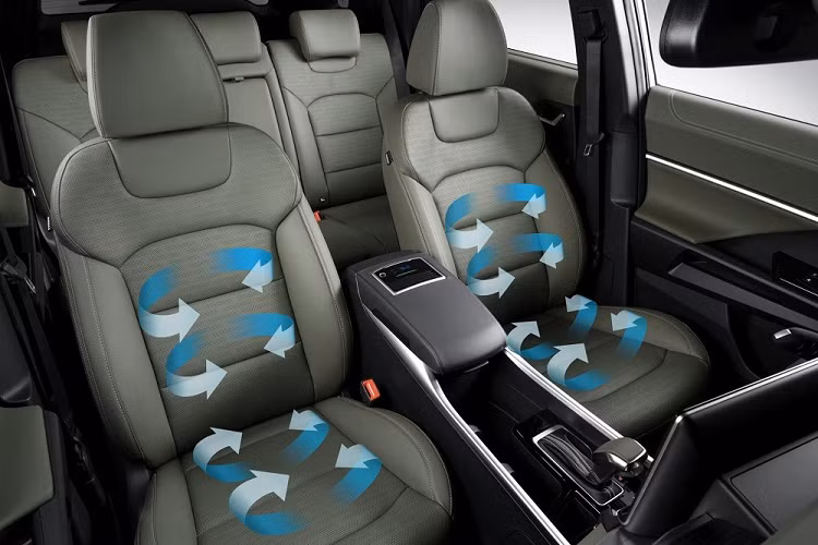 Tiếp đến là màn hình thông tin giải trí dạng cảm ứng 12,3 inch... Tùy thuộc vào phiên bản, SsangYong Torres 2022 sẽ có hệ thống đèn viền nội thất, hệ thống âm thanh 6 loa, 4 cổng USB... Phía sau hàng ghế thứ hai là khoang hành lý có thể tích 703 lít. Nếu ghế sau gập xuống, con số này sẽ tăng lên 1.662 lít.