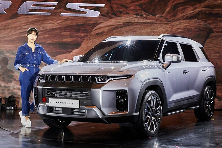 Như thông tin đã đưa, Ssangyong Torres 2022 được chia thành 2 phiên bản là T5 và T7. Giá xe Ssangyong Torres 2022 tương ứng ở 2 phiên bản là 27,4 triệu Won (khoảng 488 triệu đồng) và 30,2 triệu Won (538 triệu đồng).