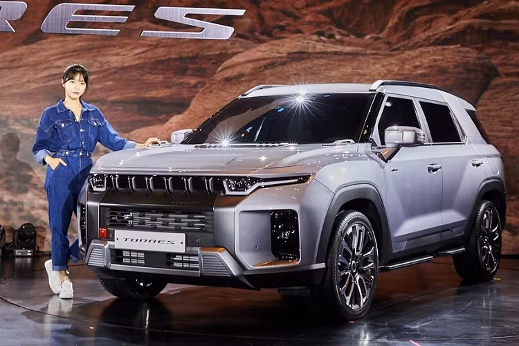 Như thông tin đã đưa, Ssangyong Torres 2022 được chia thành 2 phiên bản là T5 và T7. Giá xe Ssangyong Torres 2022 tương ứng ở 2 phiên bản là 27,4 triệu Won (khoảng 488 triệu đồng) và 30,2 triệu Won (538 triệu đồng).