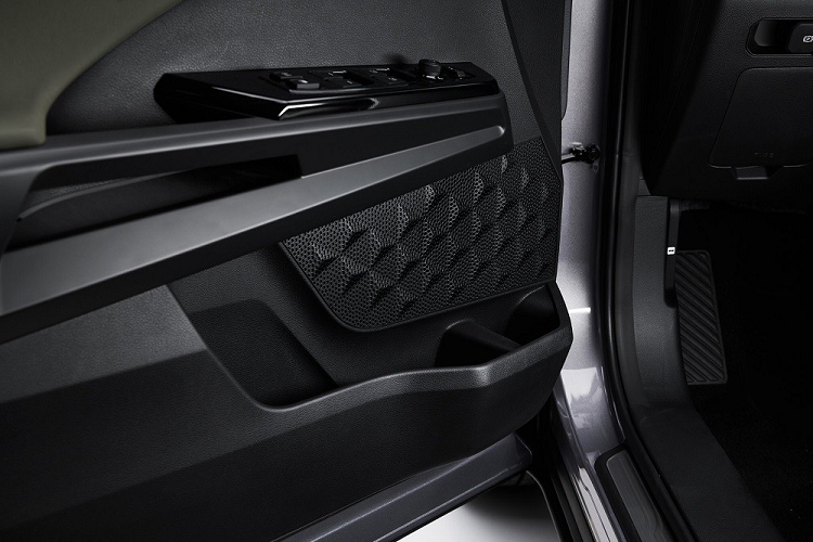 Bên trong Ssangyong Torres 2022 là không gian nội thất 5 chỗ ngồi và được bọc da sang trọng. Những chi tiết ốp gỗ và ốp kim loại cũng mang đến vẻ cao cấp cho nội thất của mẫu SUV Hàn Quốc.